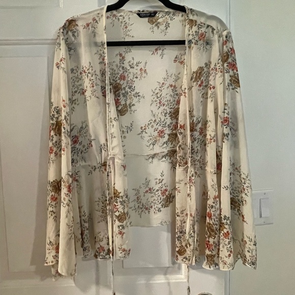Floral Cream Top - Picture 5 of 7